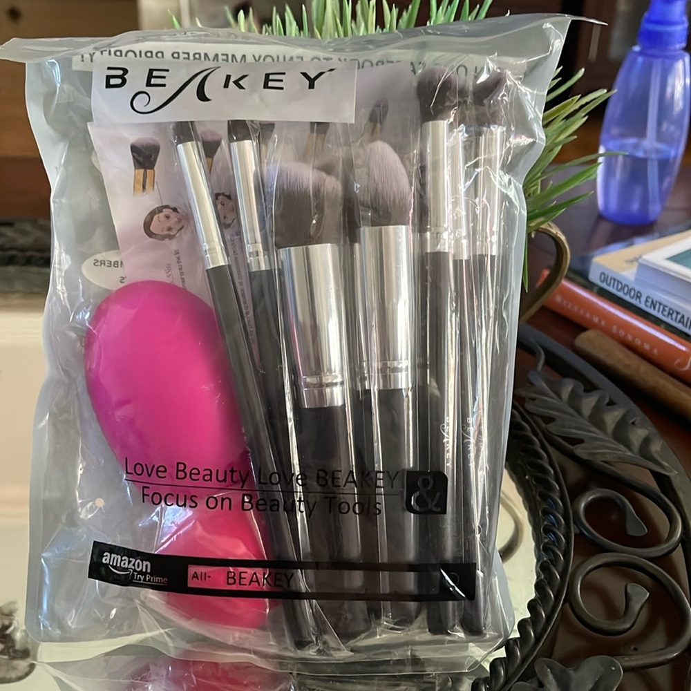 NWT BEAKEY Makeup Brushes and sponges